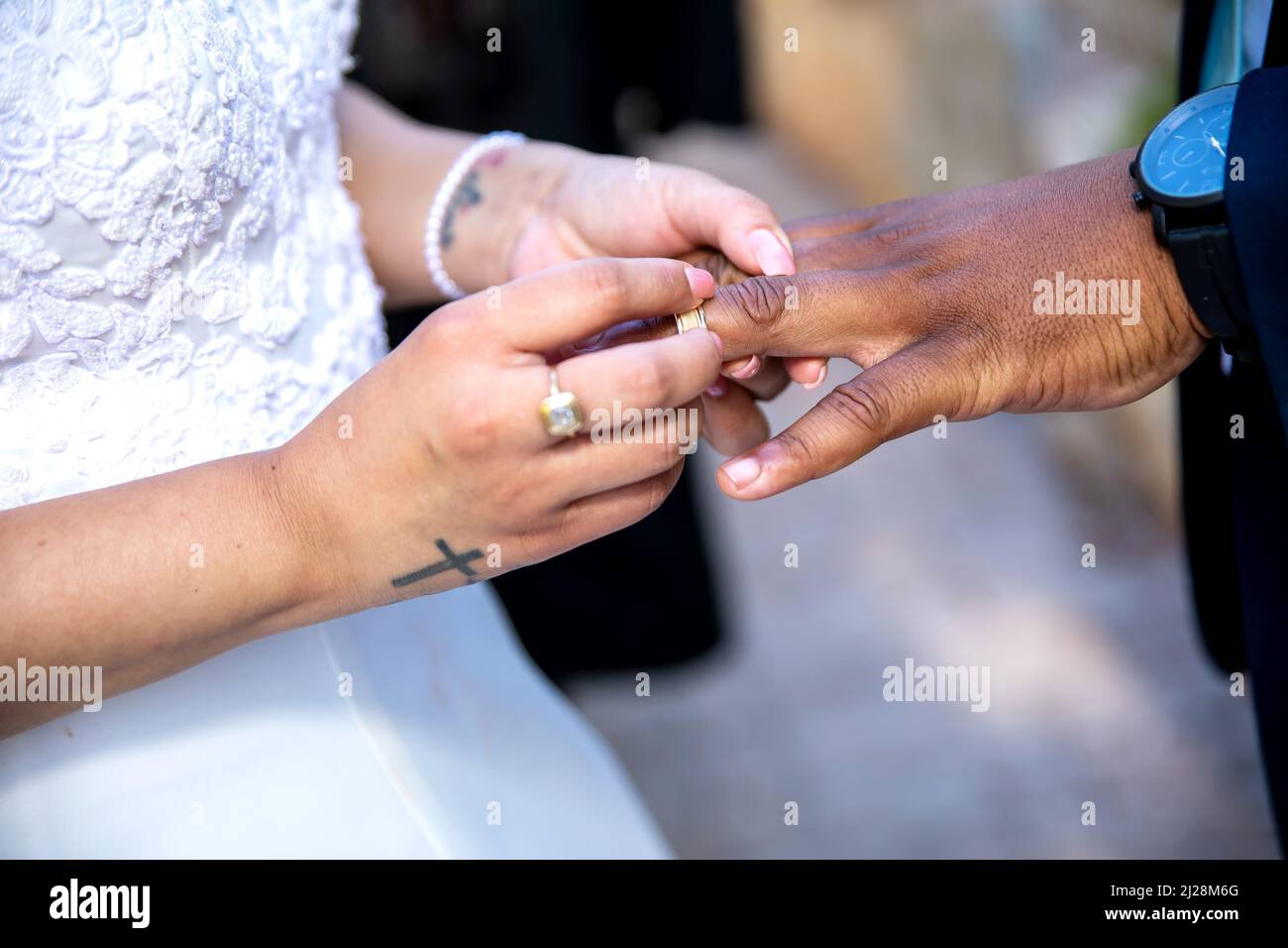 Braut`s Ring auf den Finger des Bräutigams Stockfoto